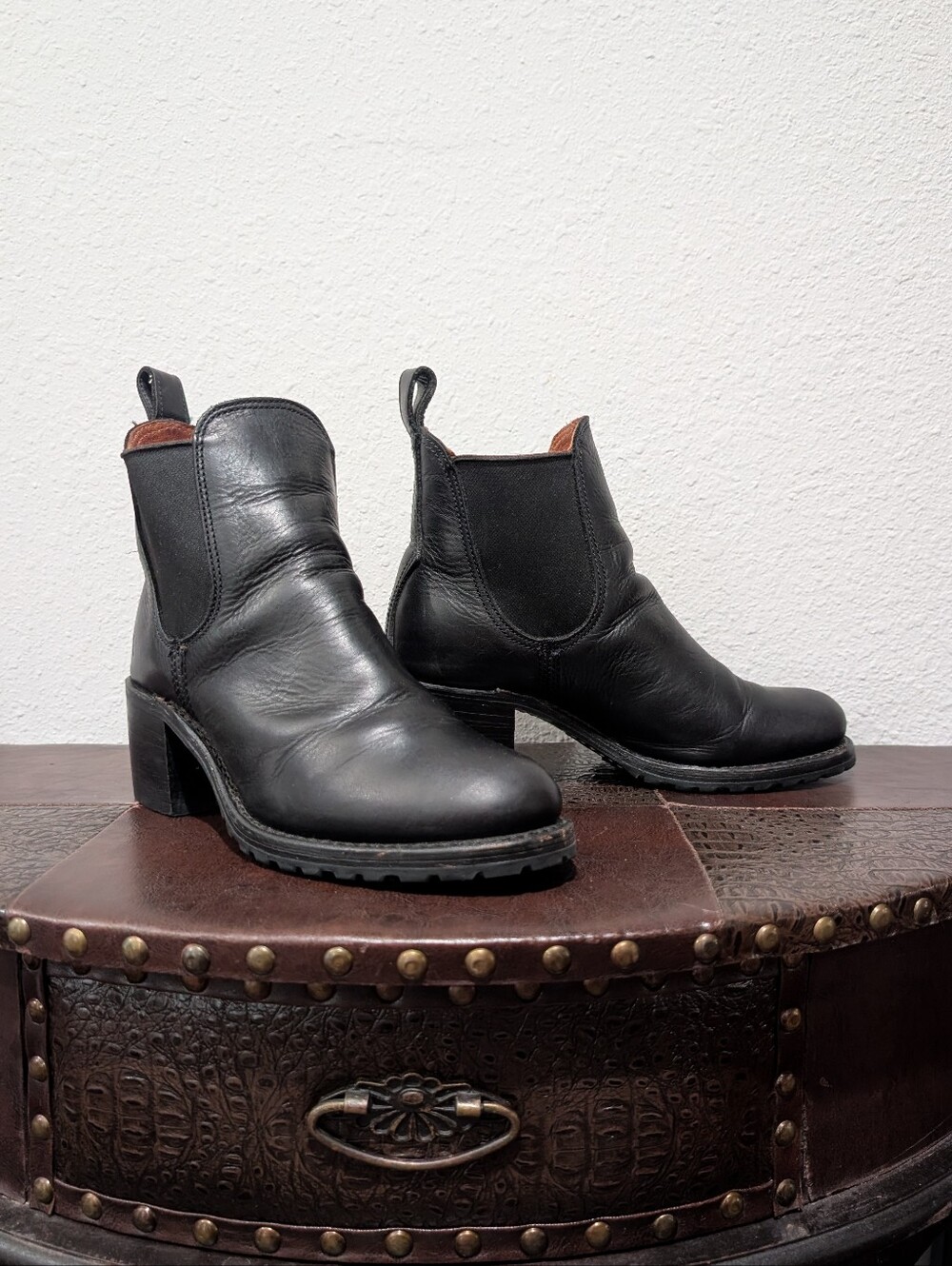 Frye Sabrina Chelsea Black Leather Vintage-Retro Classic Moto Ankle Boots